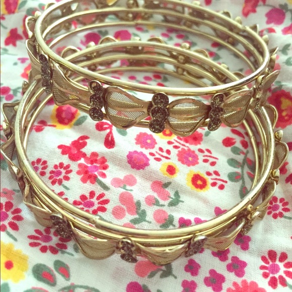 Jewelry - Cute golden bangles